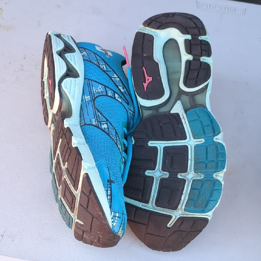 Mizuno Blue and Pink Athletic Shoes Lightweight Performance - Picture 3 of 5